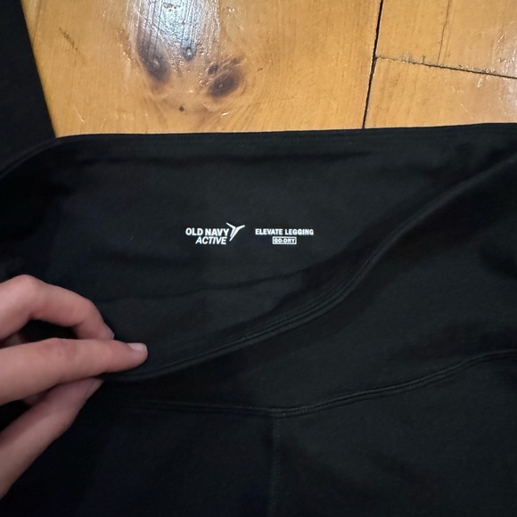 Old Navy Black 7/8 length Leggings - Picture 3 of 4